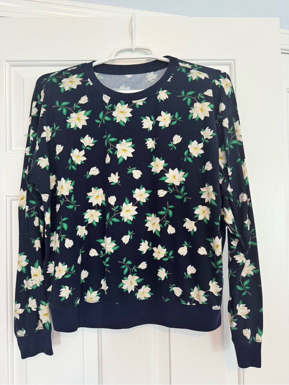 Draper James navy size M Floral Crewneck Sweatshirt with White & Green Blossoms